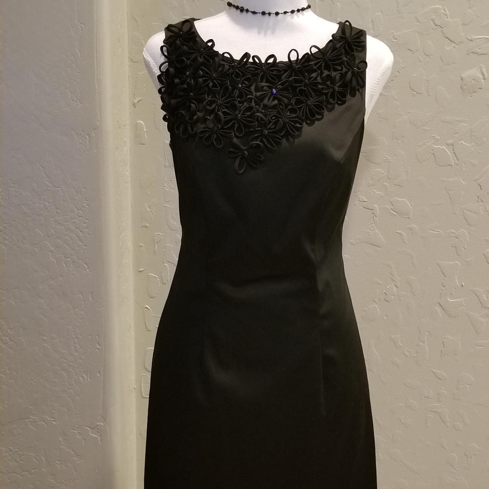 NWOT Taylor Sleeveless Black Dress Flower Trim